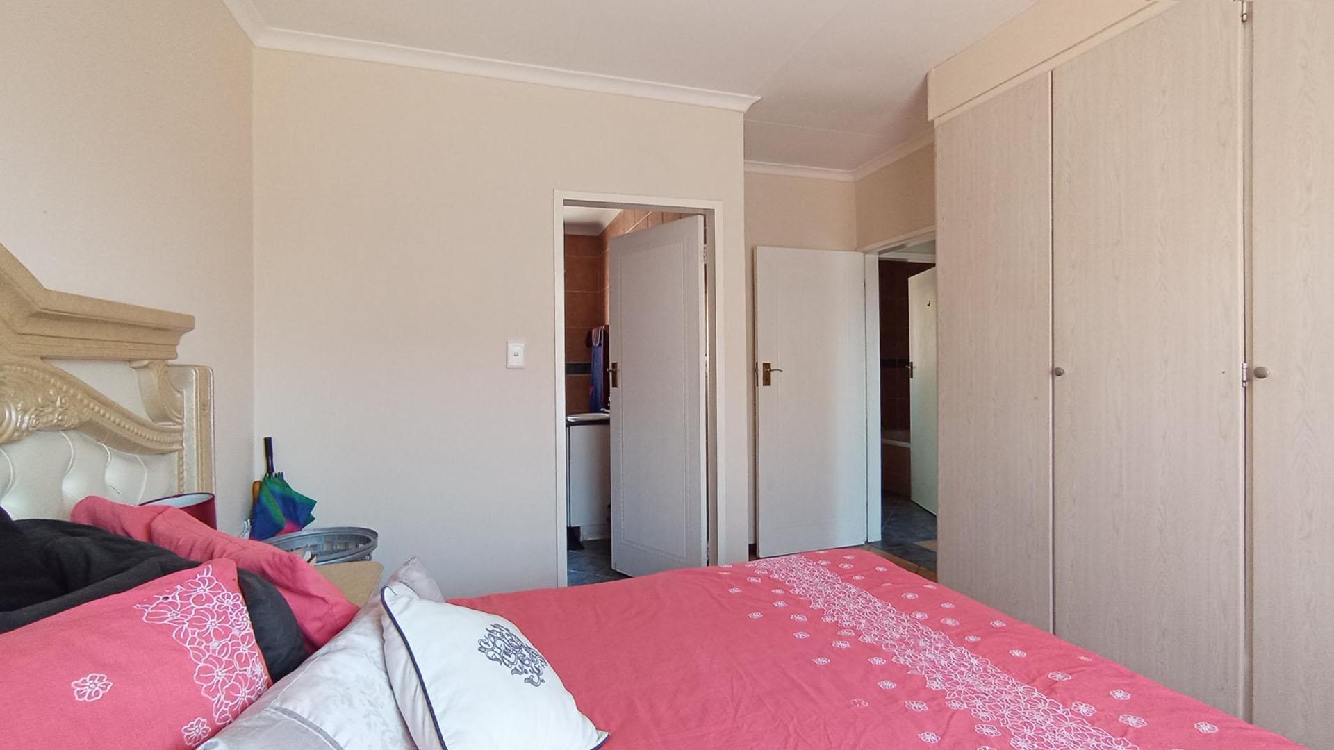 Main Bedroom - 15 square meters of property in Mooikloof Ridge