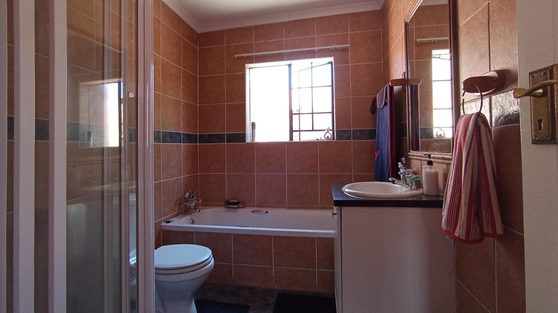 Main Bathroom - 7 square meters of property in Mooikloof Ridge
