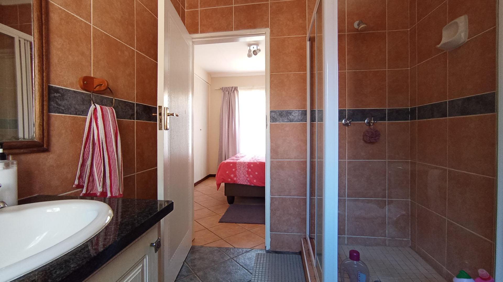 Main Bathroom - 7 square meters of property in Mooikloof Ridge