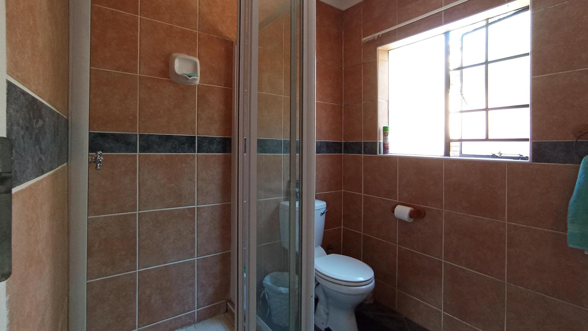 Bathroom 1 - 8 square meters of property in Mooikloof Ridge