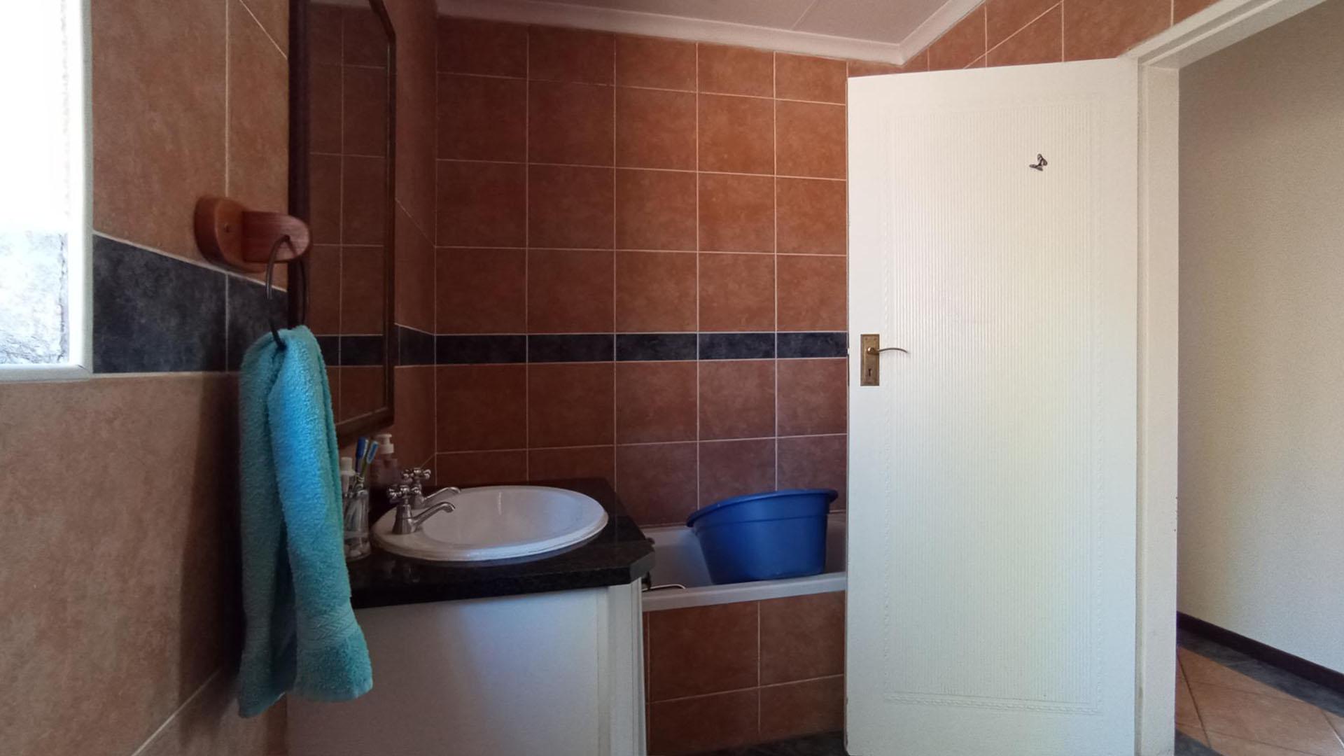 Bathroom 1 - 8 square meters of property in Mooikloof Ridge