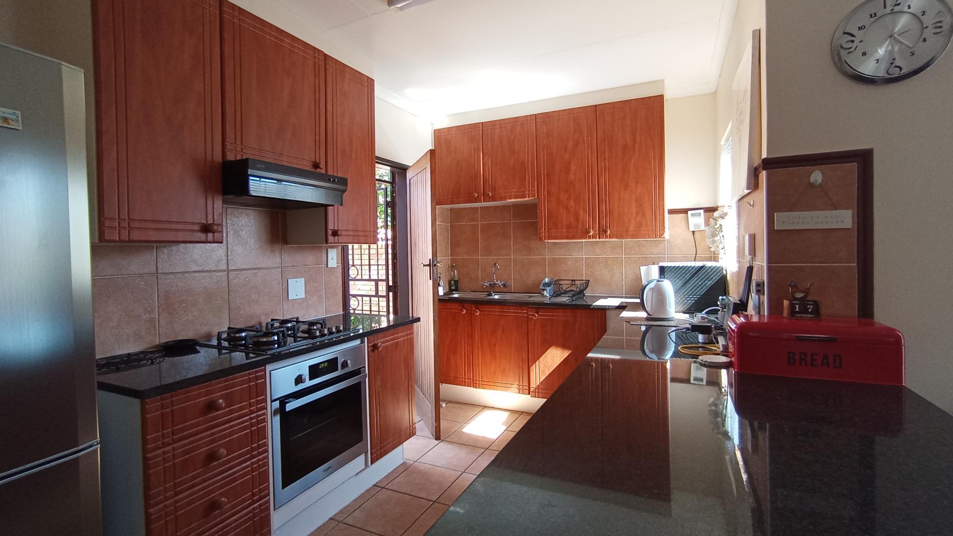 Kitchen - 11 square meters of property in Mooikloof Ridge