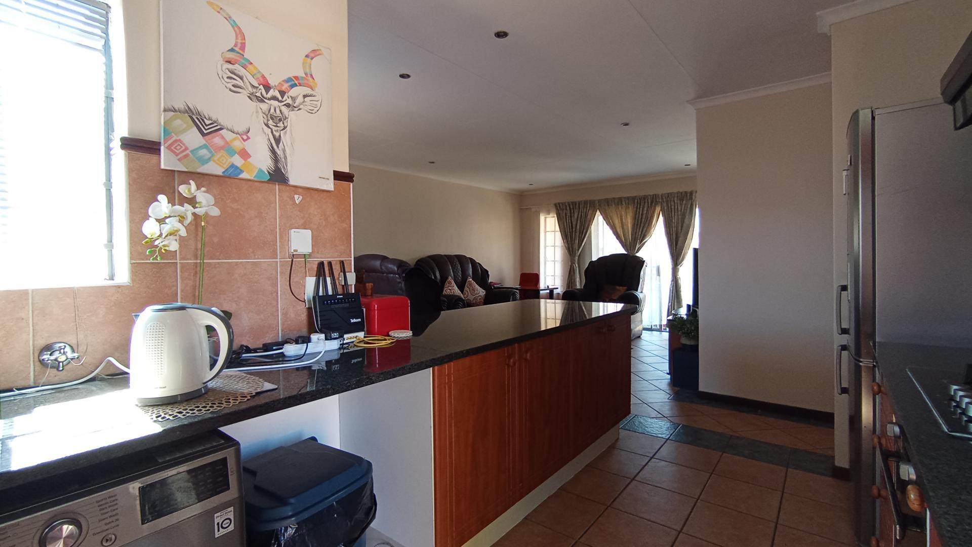 Kitchen - 11 square meters of property in Mooikloof Ridge