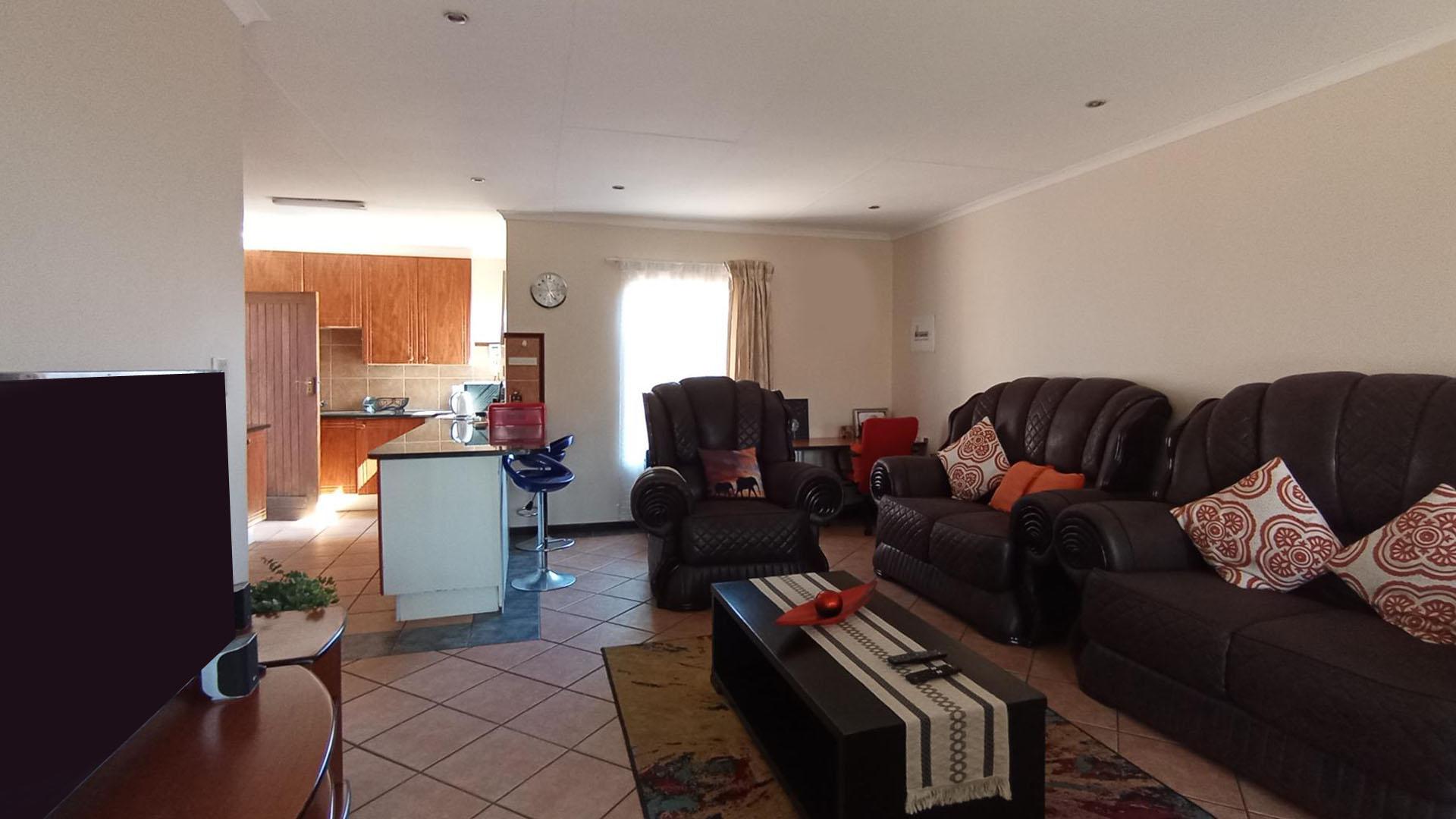 Lounges - 16 square meters of property in Mooikloof Ridge