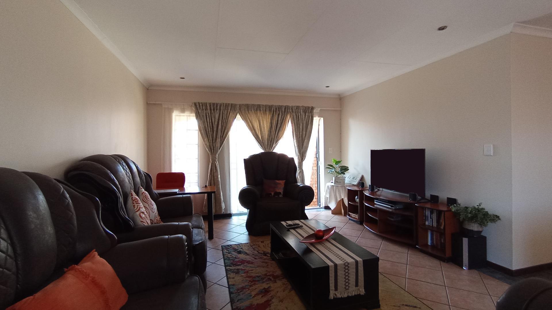 Lounges - 16 square meters of property in Mooikloof Ridge
