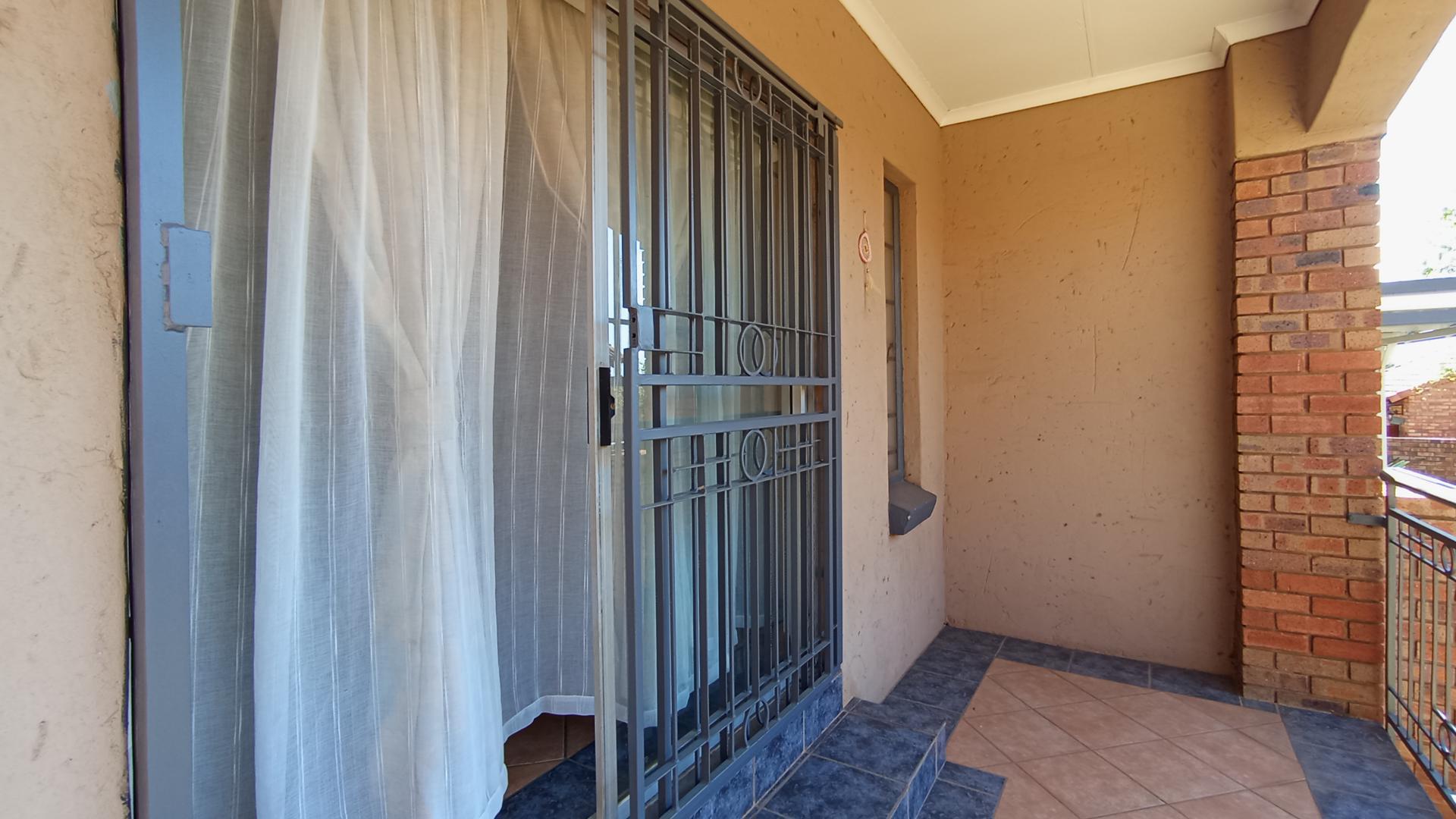 Patio - 9 square meters of property in Mooikloof Ridge