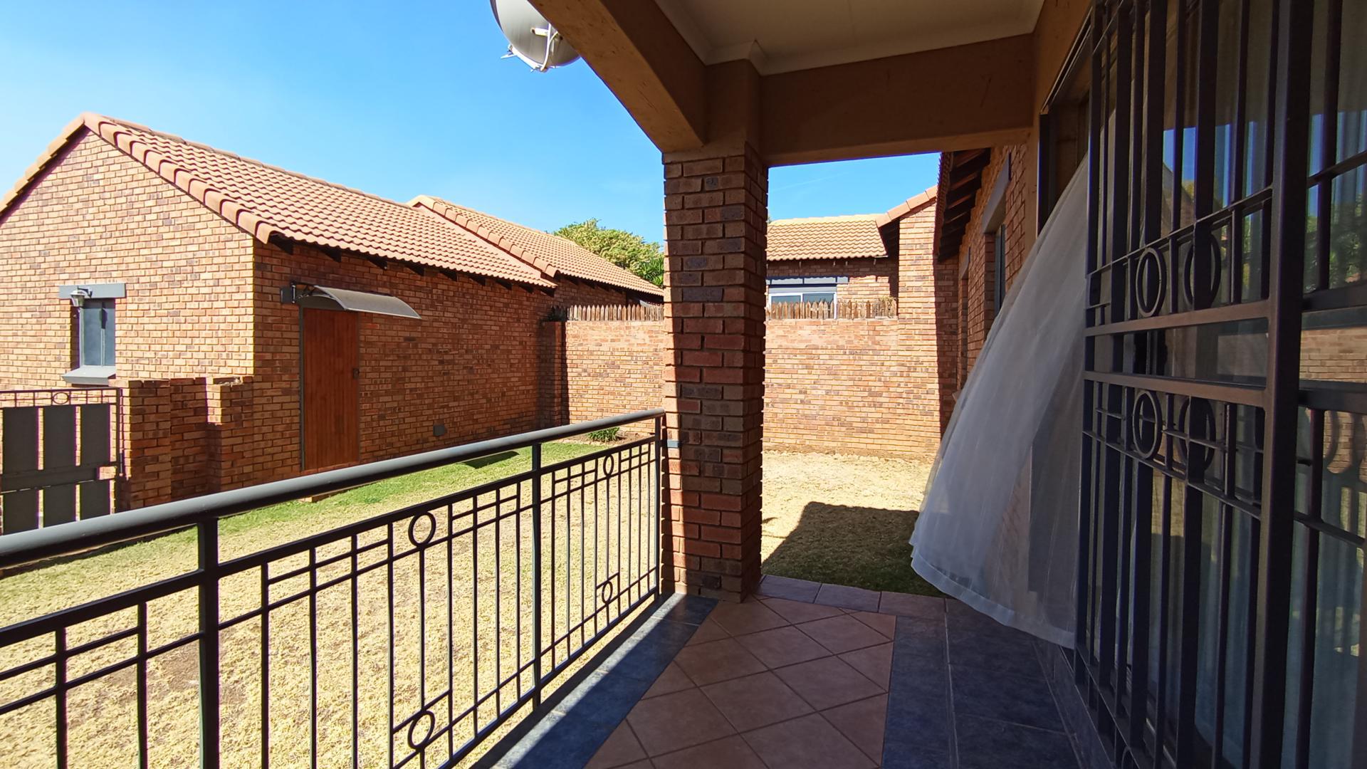Patio - 9 square meters of property in Mooikloof Ridge