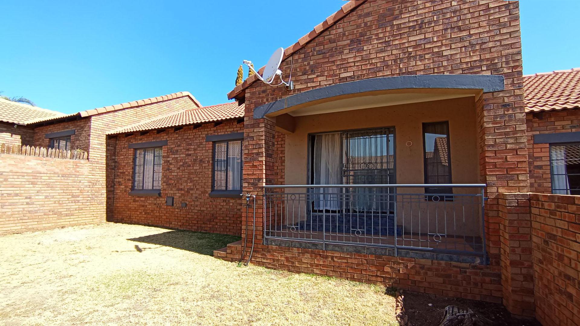 Front View of property in Mooikloof Ridge