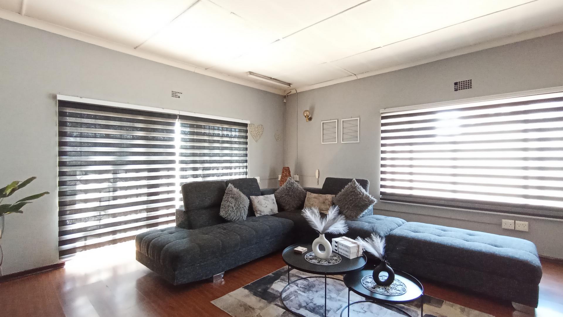 Lounges - 36 square meters of property in Florida North