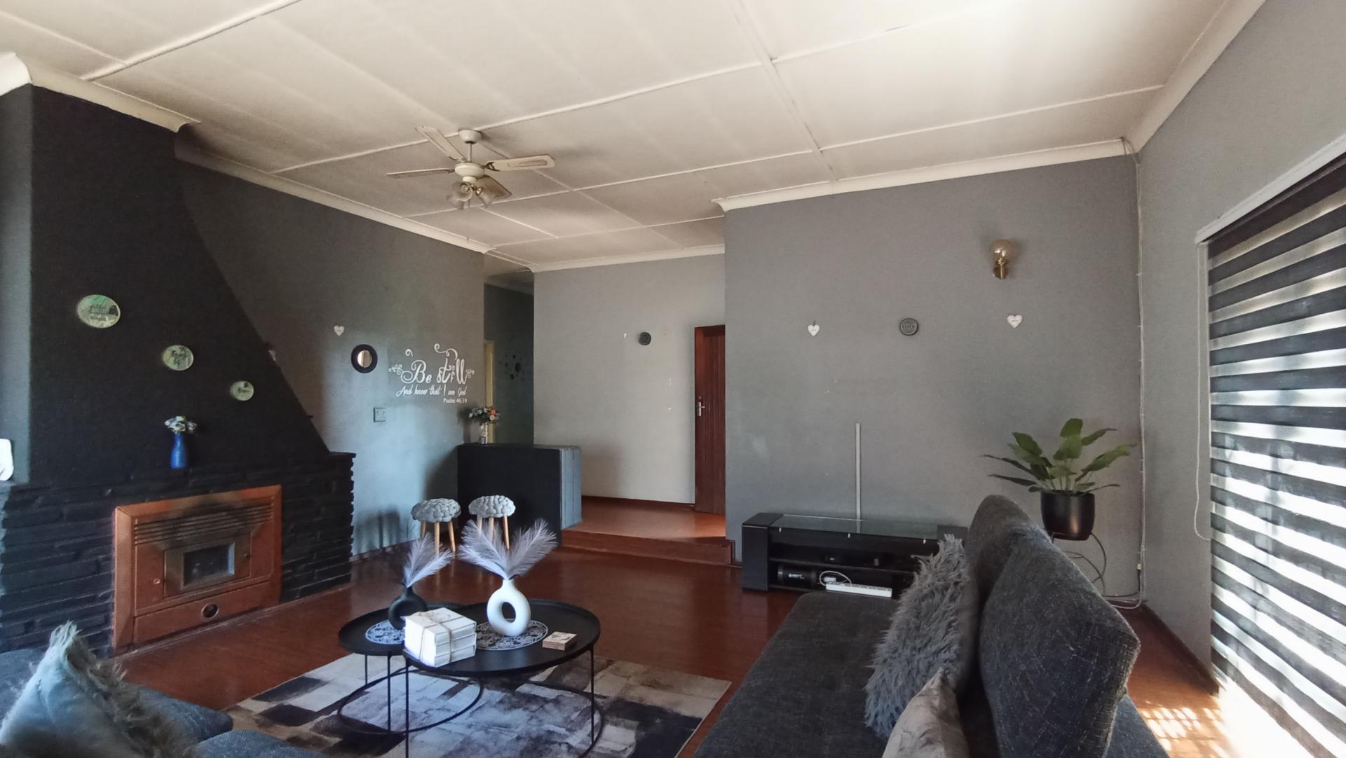 Lounges - 36 square meters of property in Florida North
