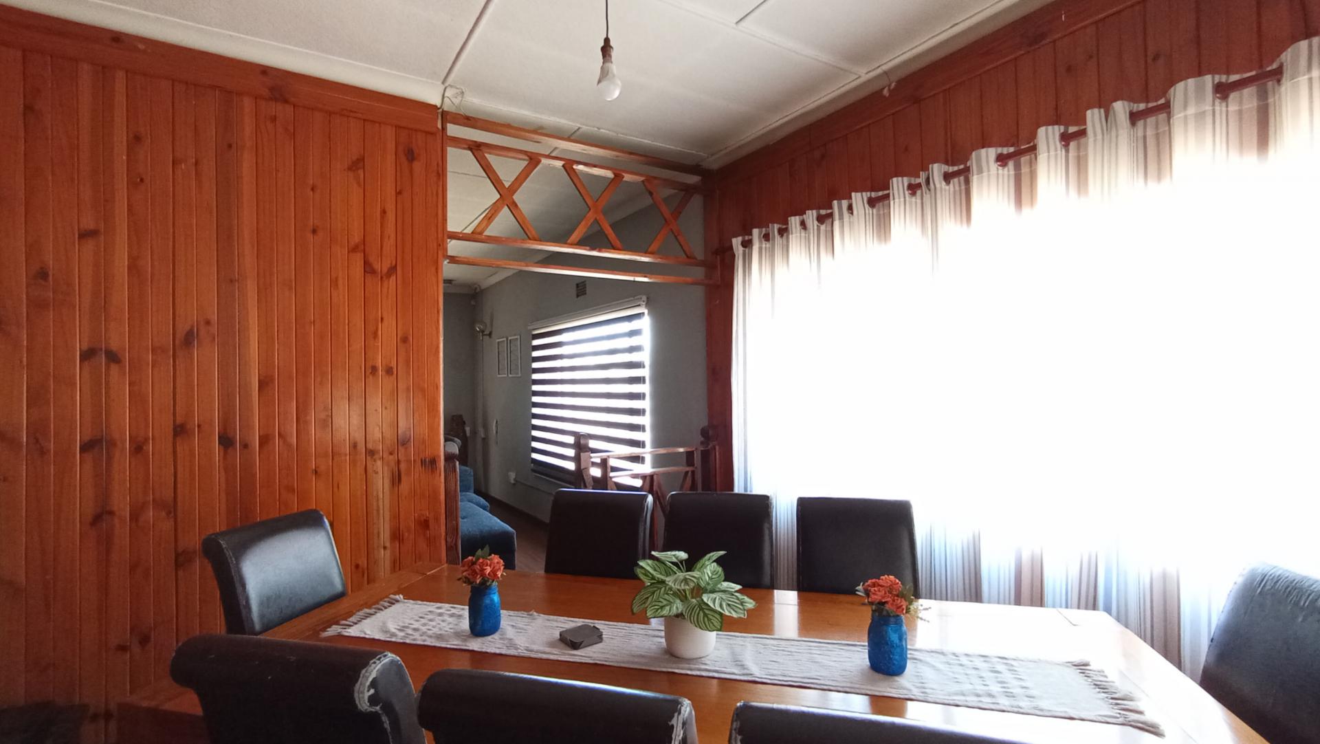 Dining Room - 14 square meters of property in Florida North