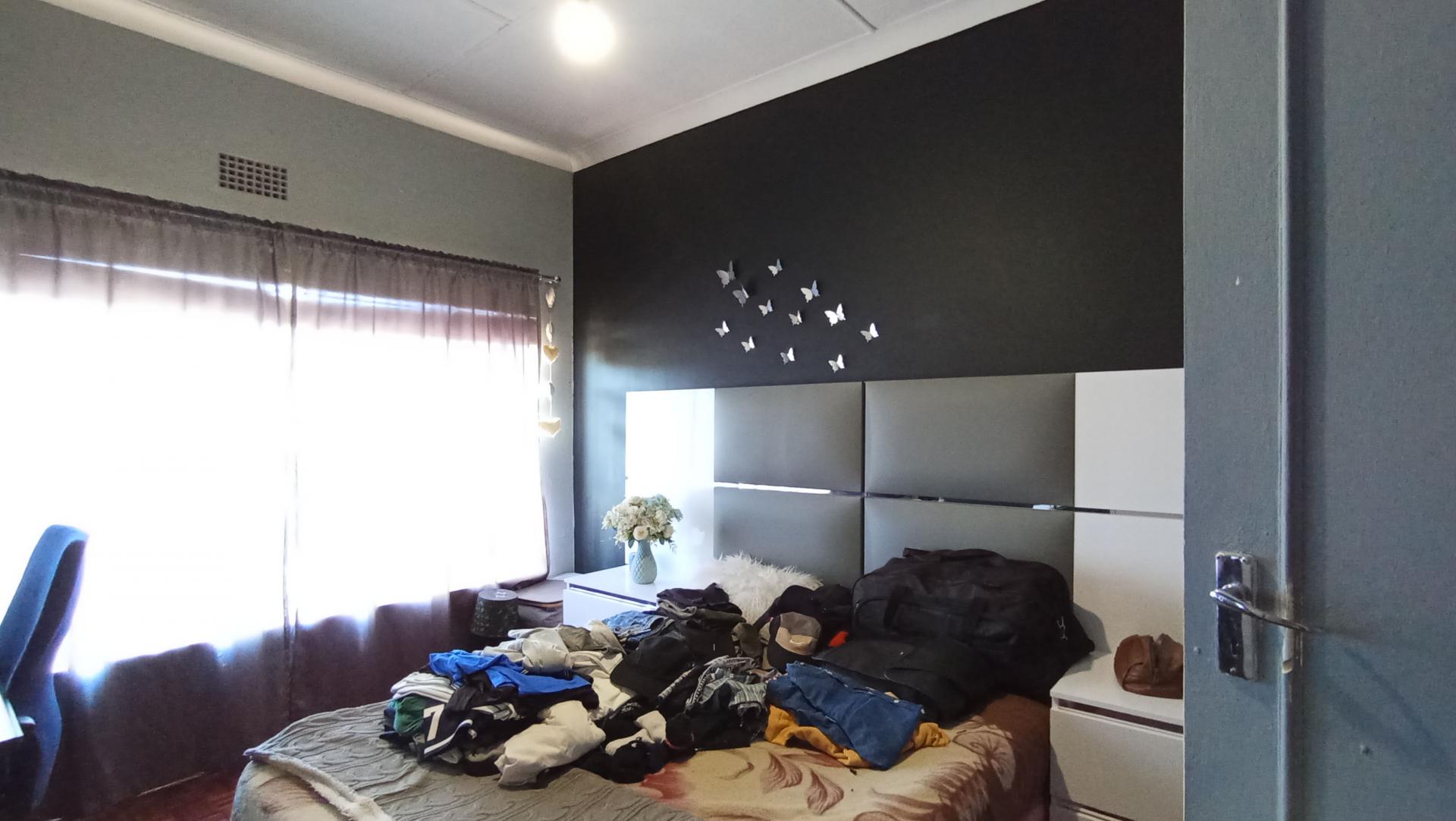 Bed Room 1 - 30 square meters of property in Florida North