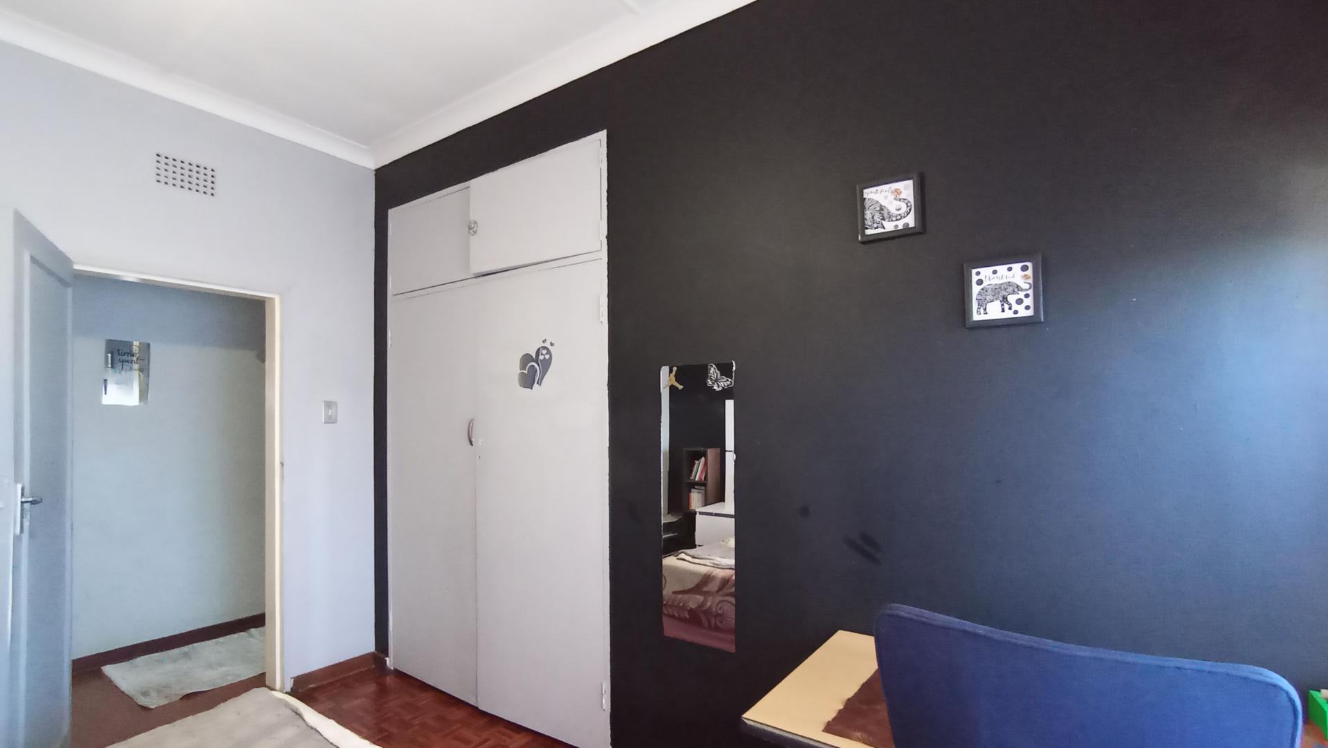 Bed Room 1 - 30 square meters of property in Florida North