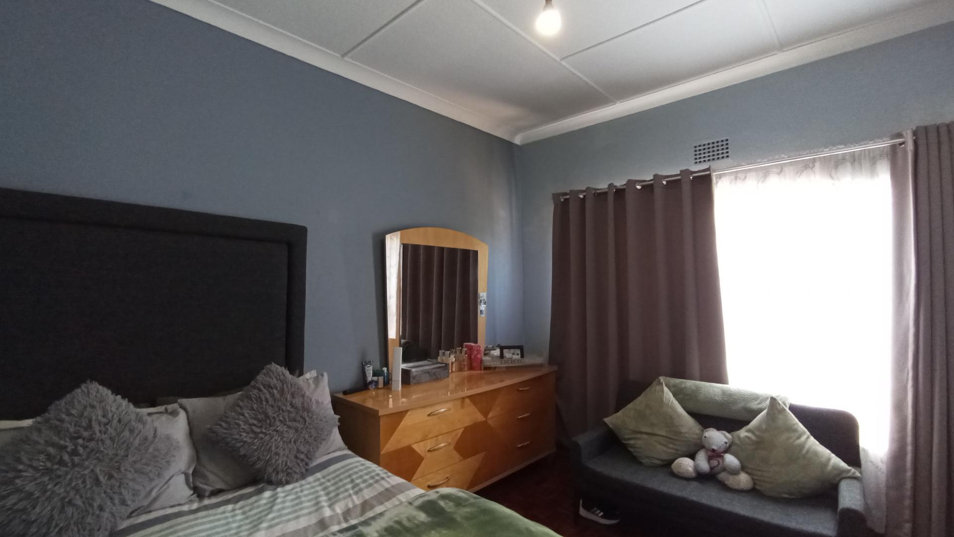 Bed Room 2 - 23 square meters of property in Florida North