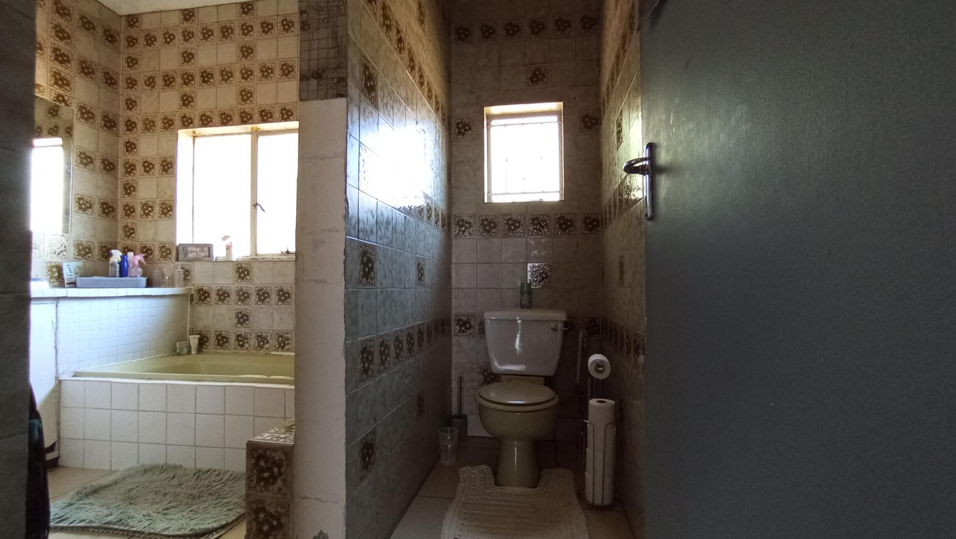Bathroom 1 - 11 square meters of property in Florida North