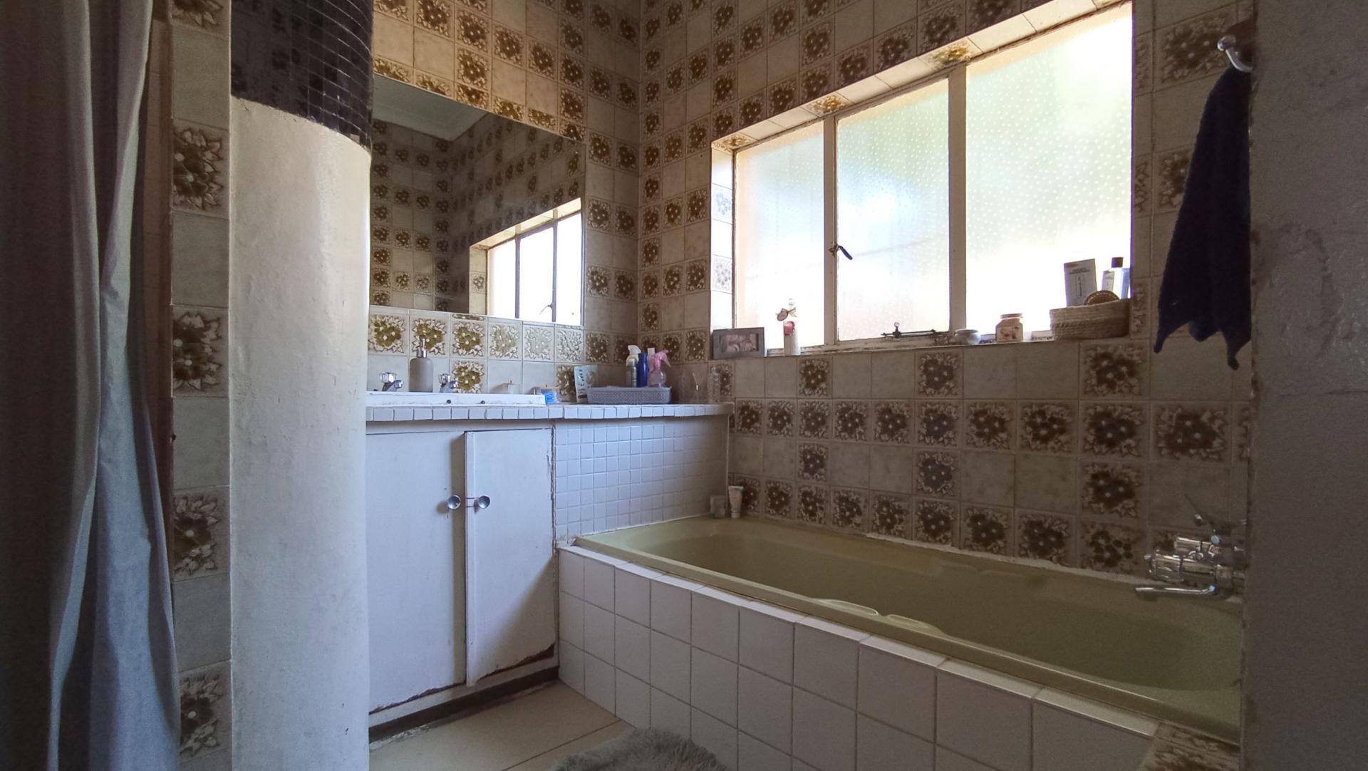 Bathroom 1 - 11 square meters of property in Florida North