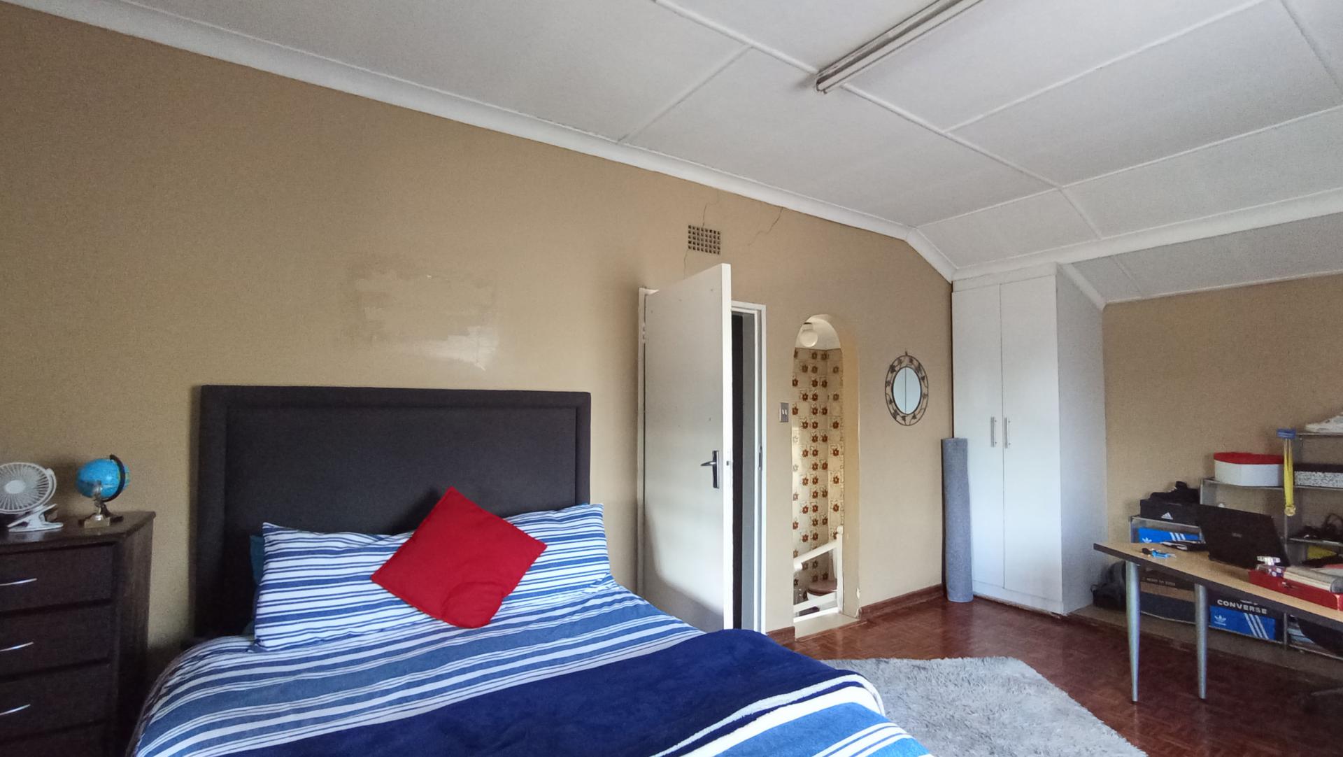 Main Bedroom - 24 square meters of property in Florida North