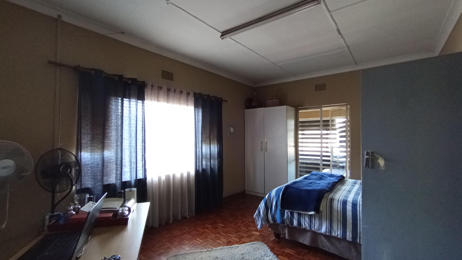 Main Bedroom - 24 square meters of property in Florida North