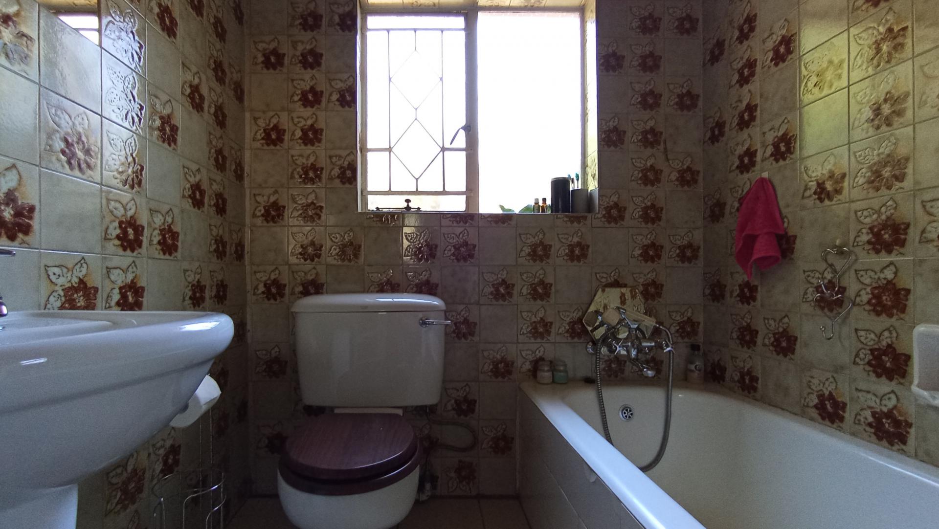 Main Bathroom - 6 square meters of property in Florida North