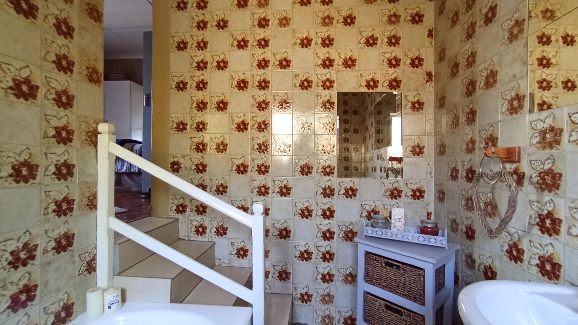 Main Bathroom - 6 square meters of property in Florida North