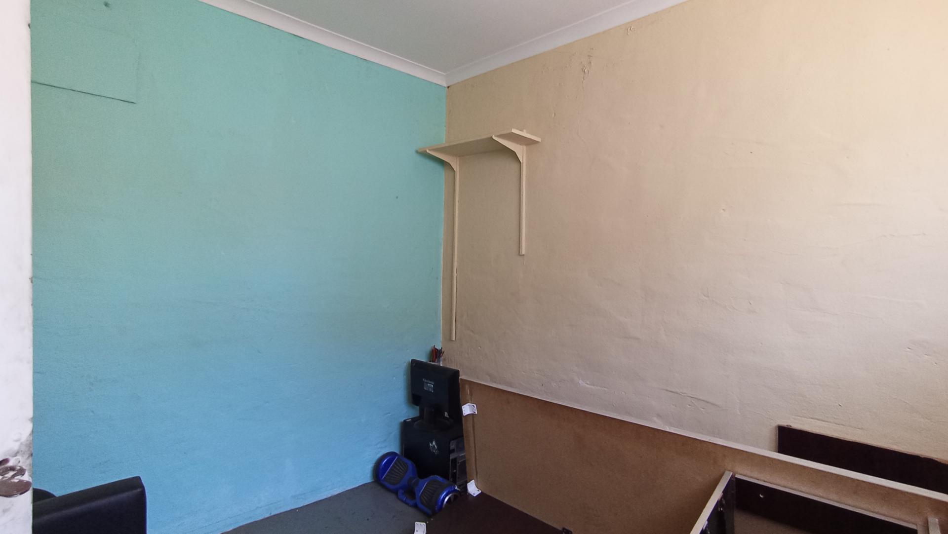 Bed Room 2 - 23 square meters of property in Florida North