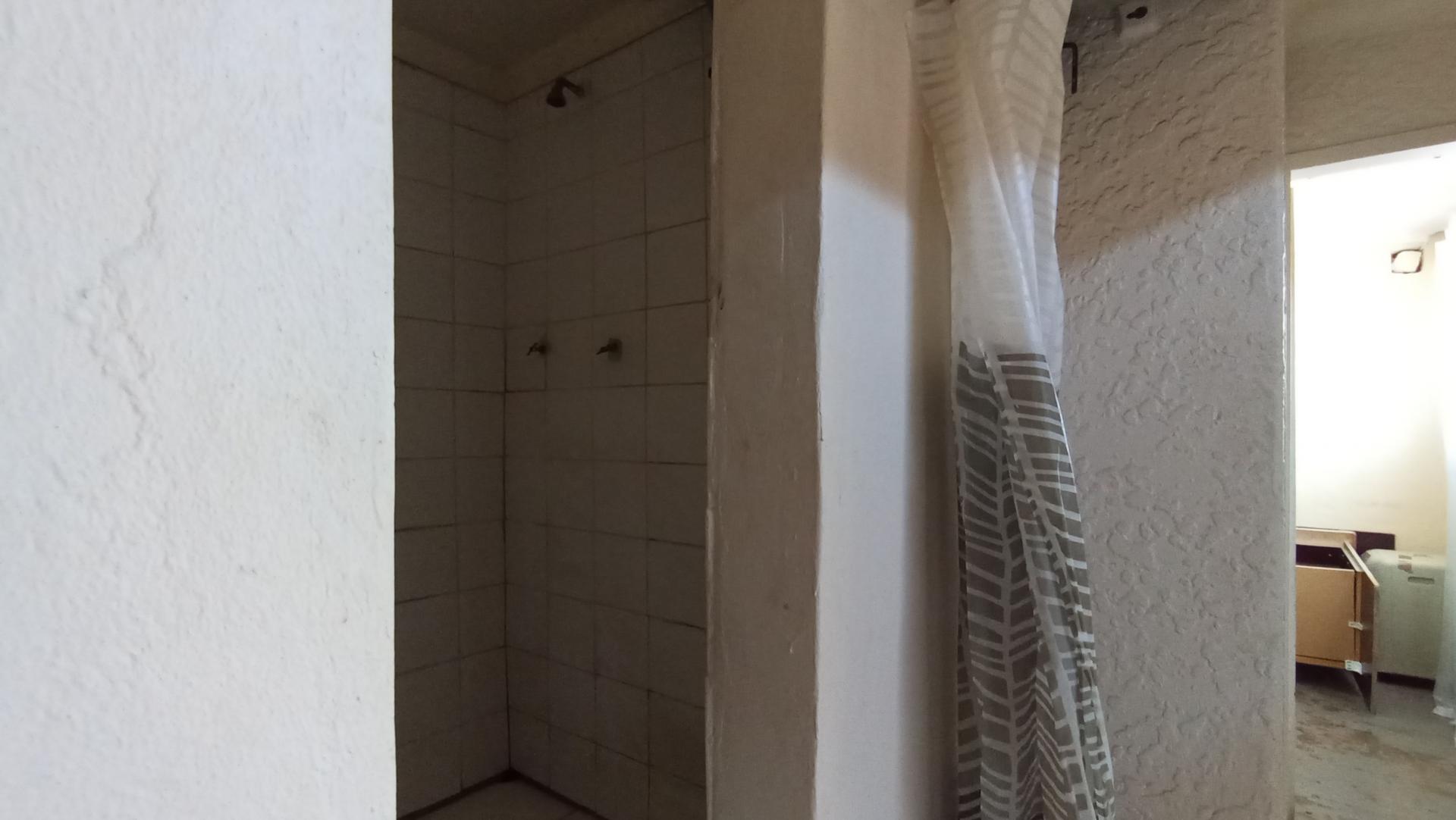 Bathroom 2 - 4 square meters of property in Florida North