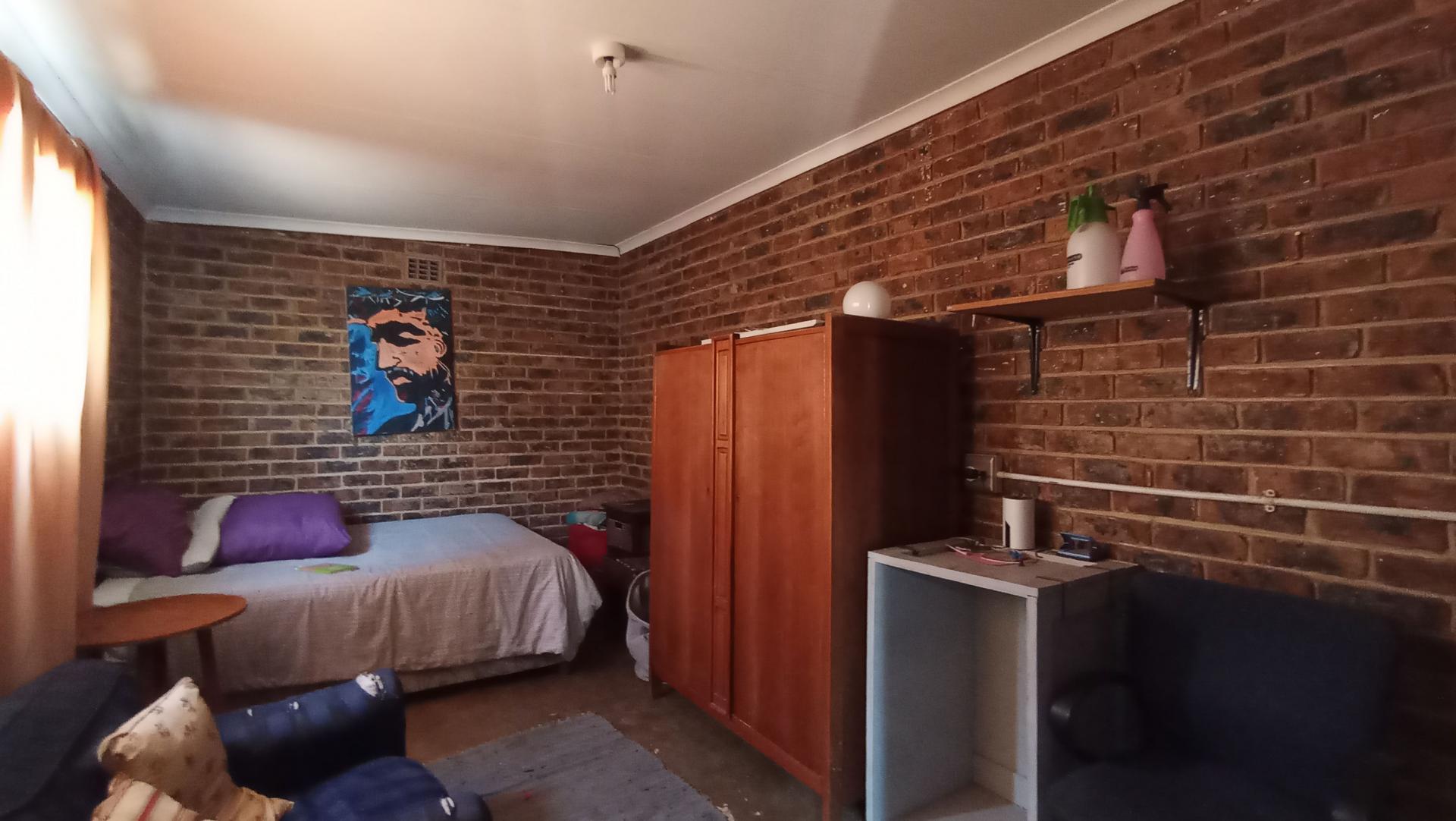 Bed Room 1 - 30 square meters of property in Florida North