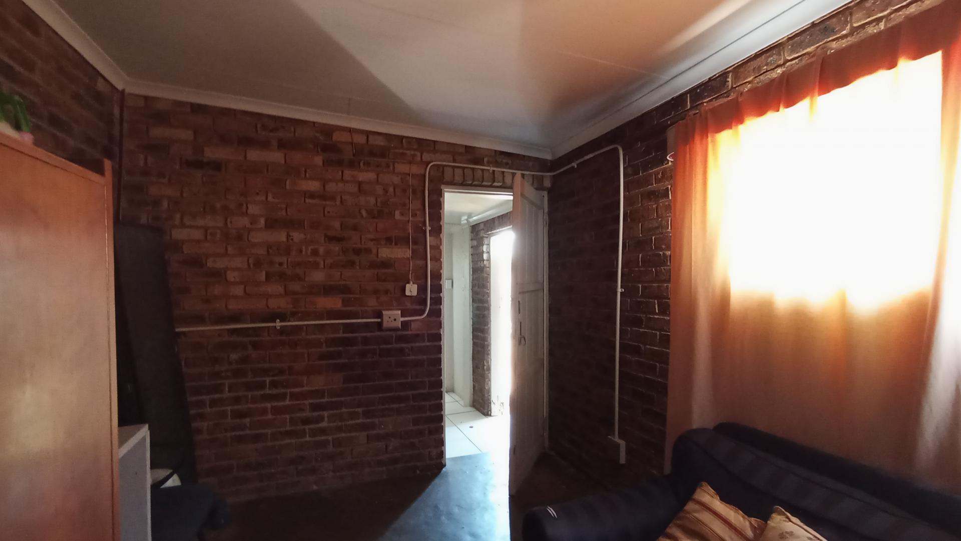 Bed Room 1 - 30 square meters of property in Florida North