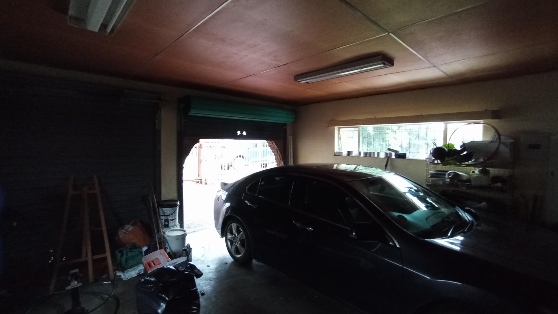 Garage - 36 square meters of property in Rooihuiskraal