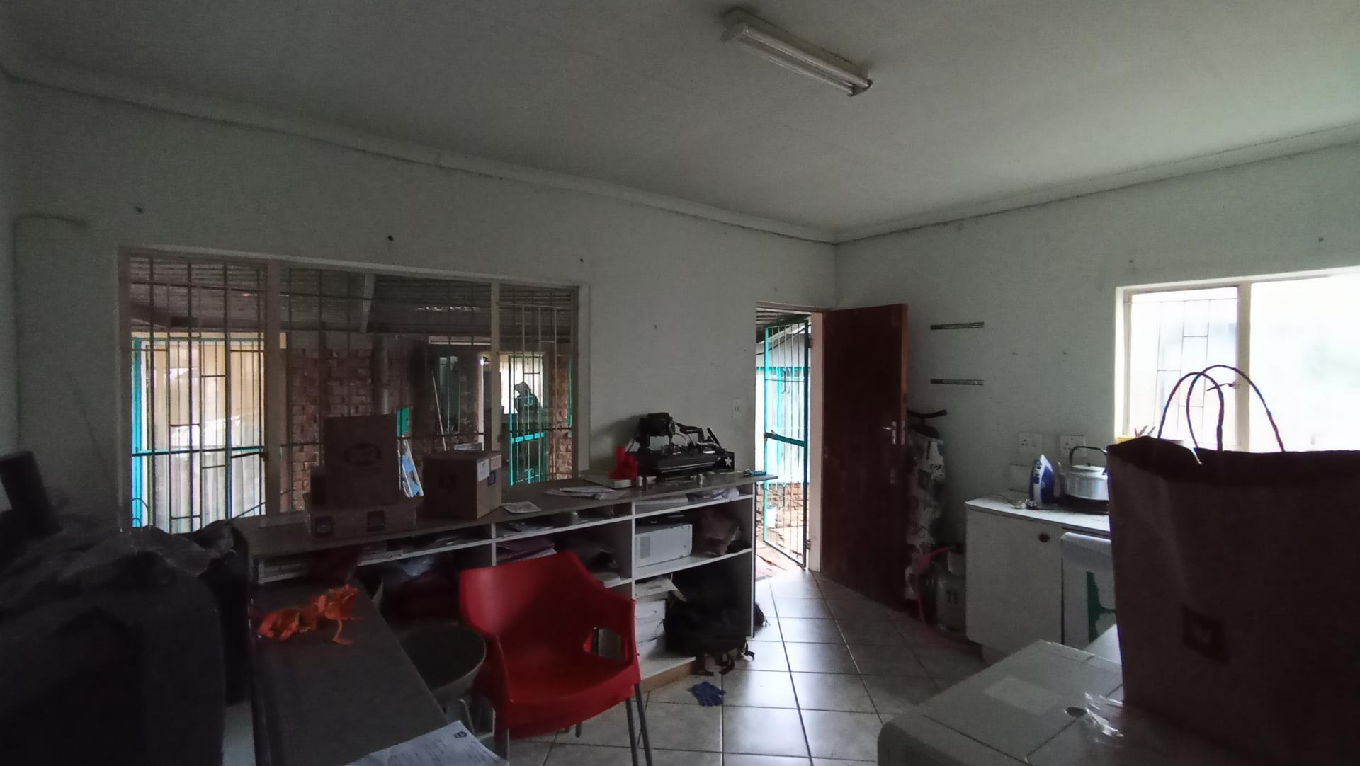 Flatlet - 27 square meters of property in Rooihuiskraal