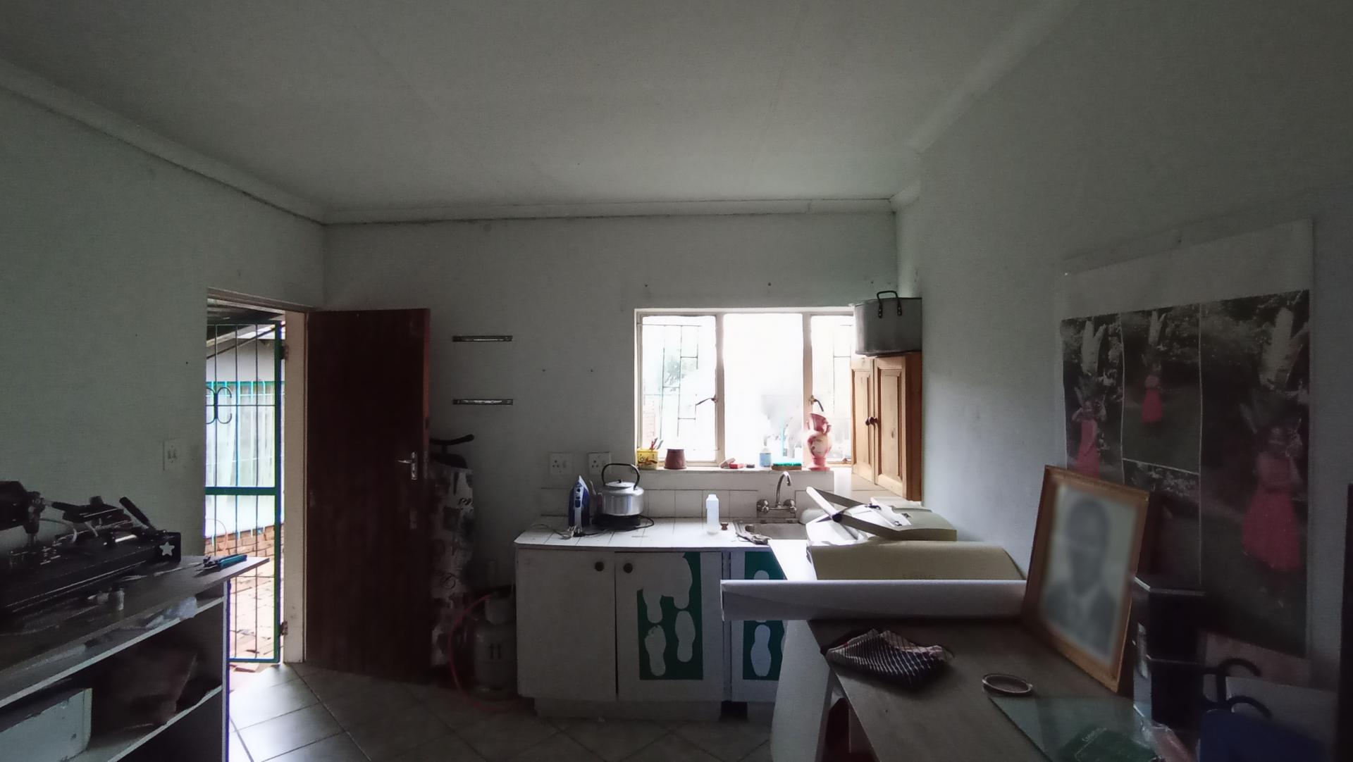 Flatlet - 27 square meters of property in Rooihuiskraal