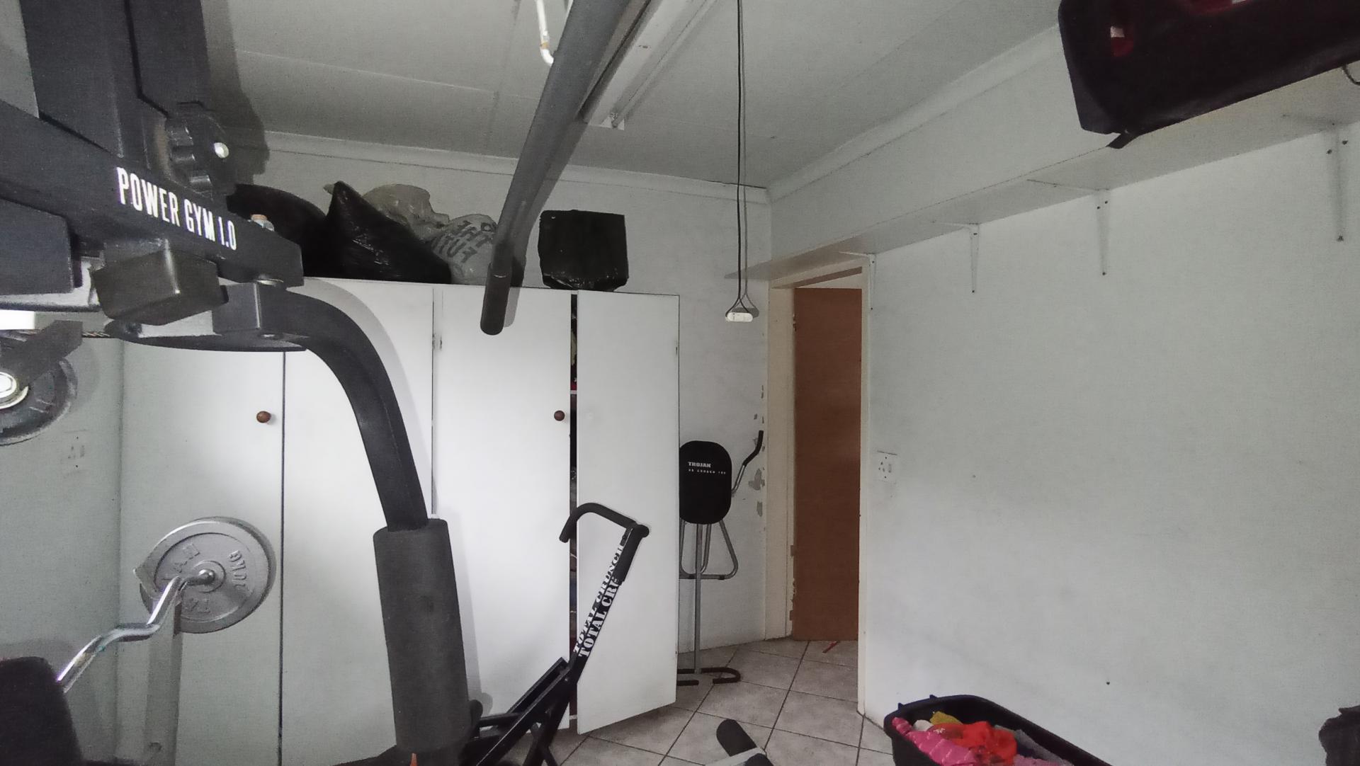 Flatlet - 27 square meters of property in Rooihuiskraal