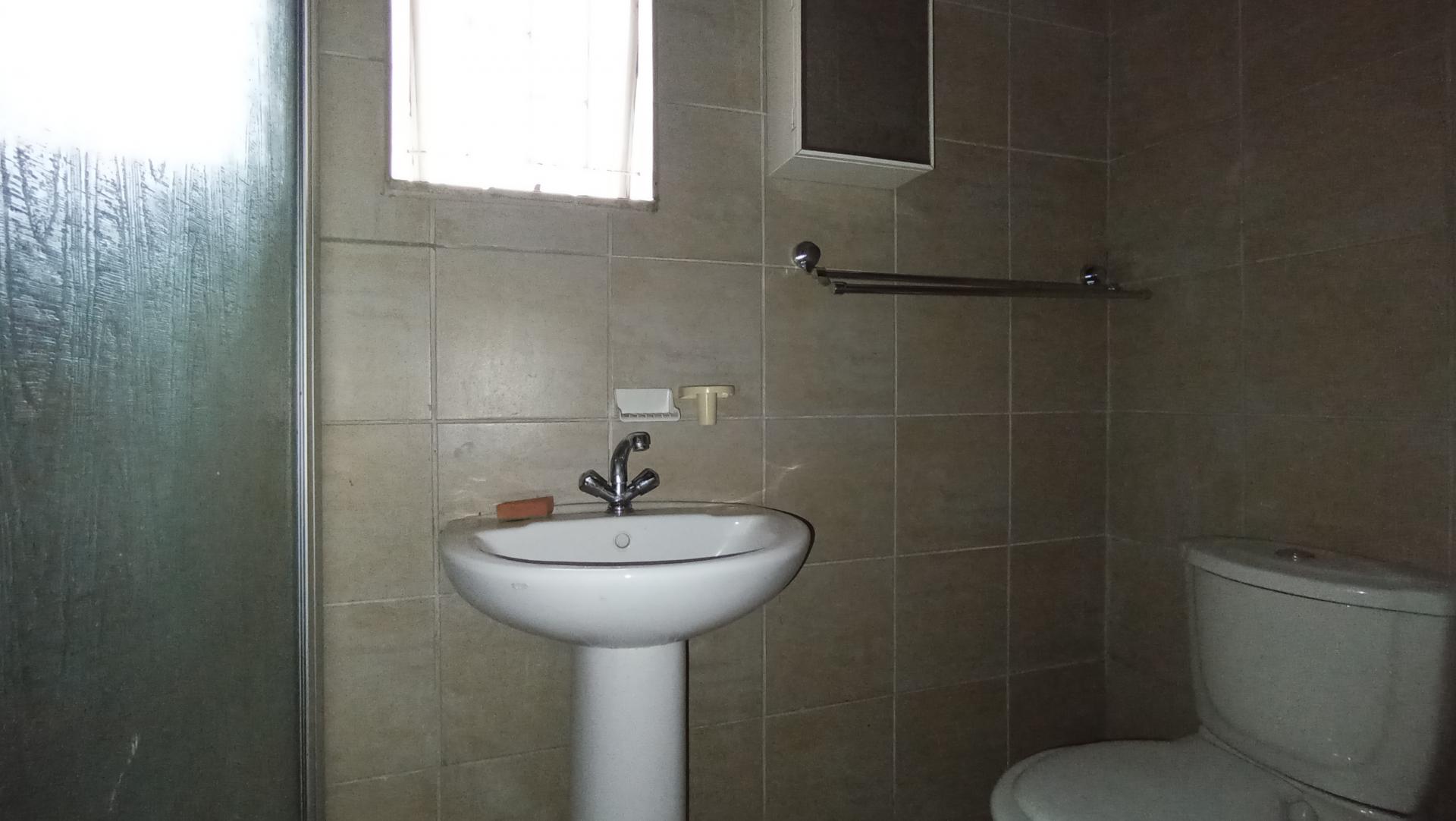 Flatlet - 27 square meters of property in Rooihuiskraal