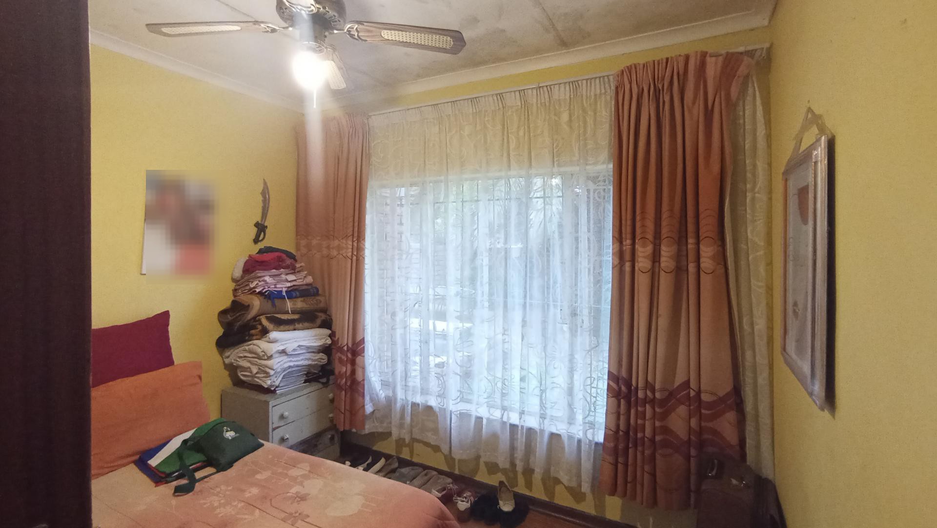 Bed Room 2 - 10 square meters of property in Rooihuiskraal
