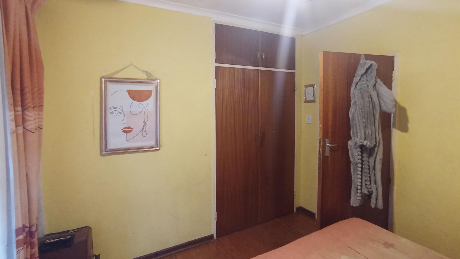 Bed Room 2 - 10 square meters of property in Rooihuiskraal