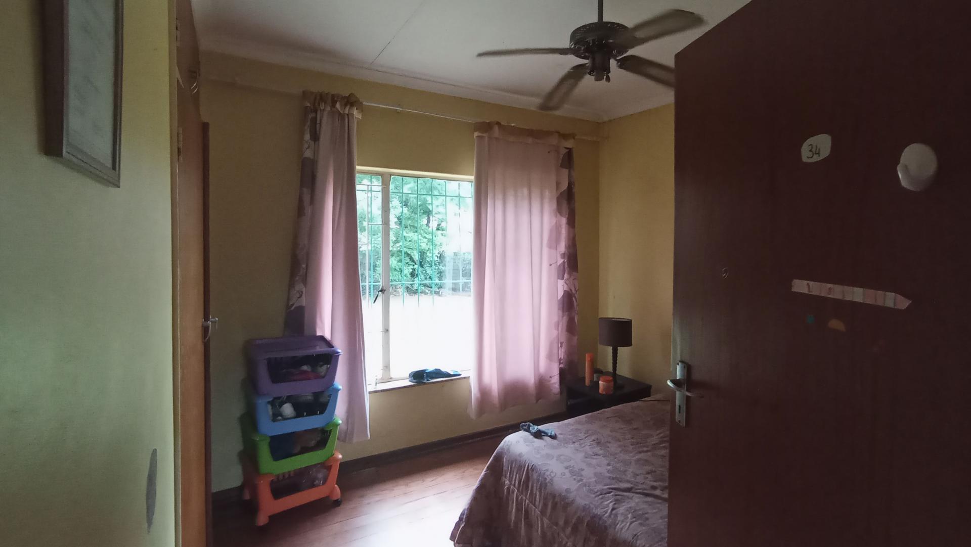 Bed Room 1 - 10 square meters of property in Rooihuiskraal