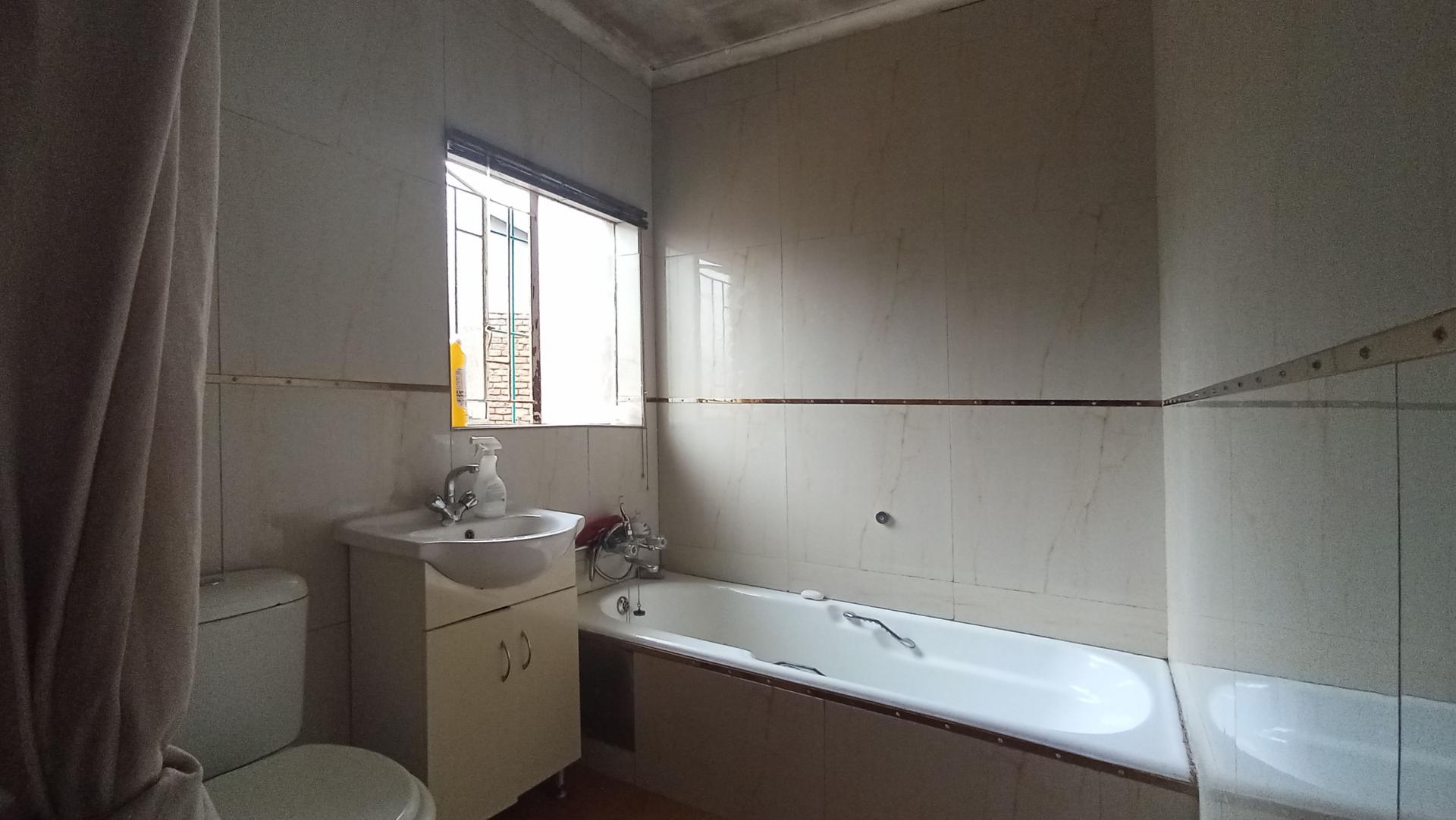 Main Bathroom - 5 square meters of property in Rooihuiskraal