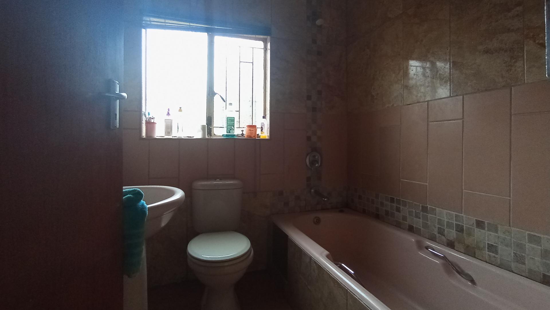 Bathroom 1 of property in Rooihuiskraal