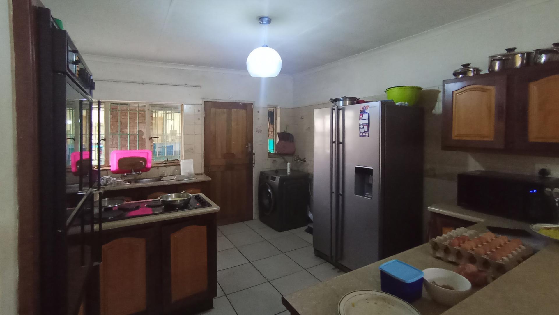 Kitchen - 12 square meters of property in Rooihuiskraal