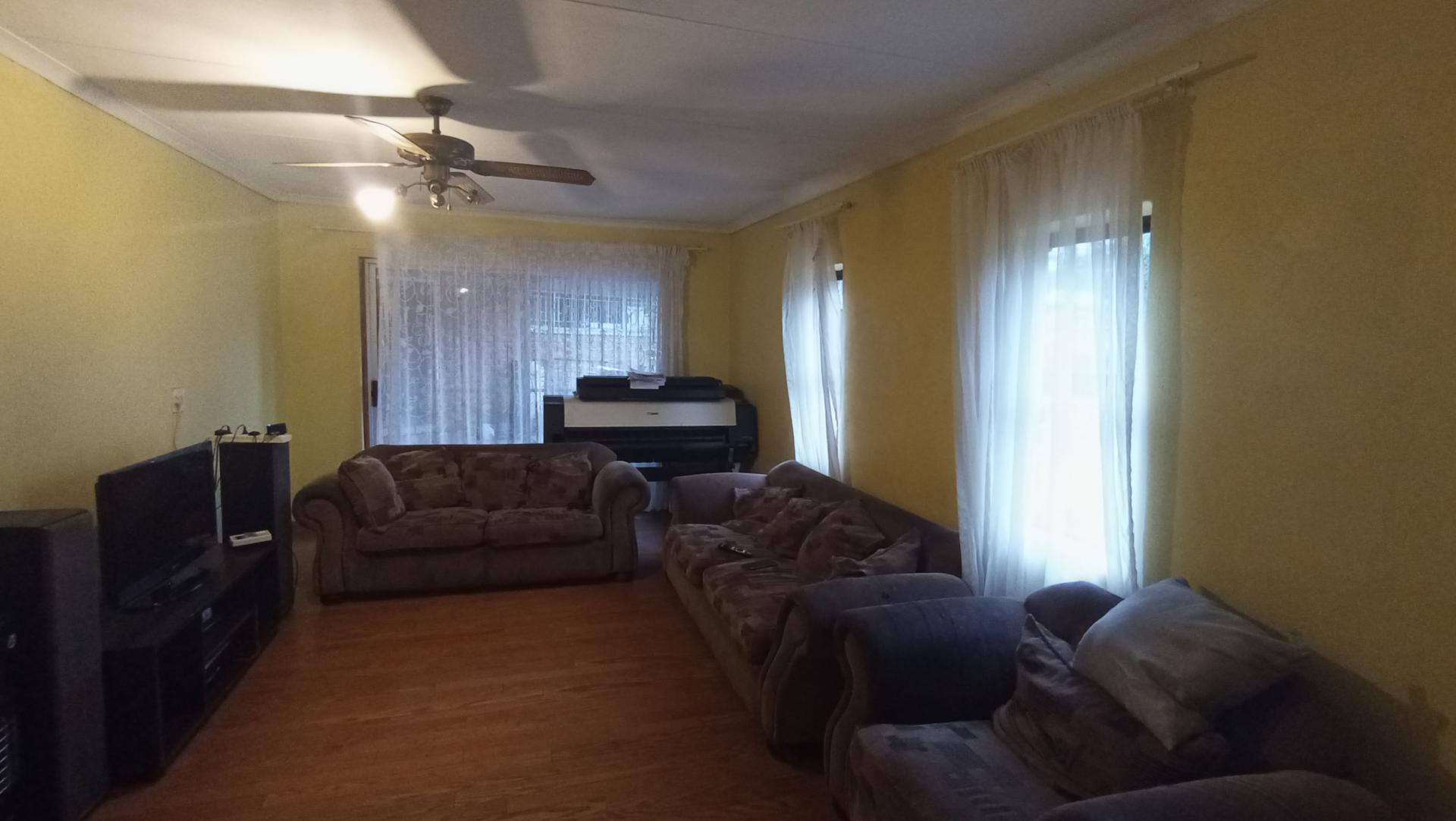 Lounges - 18 square meters of property in Rooihuiskraal