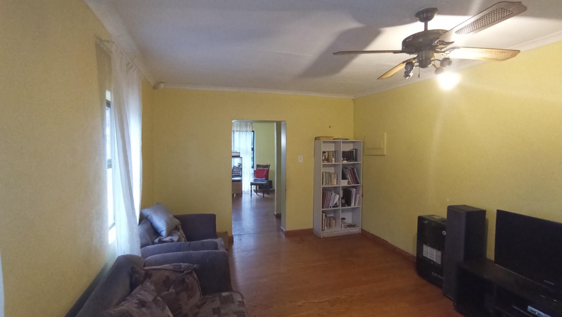 Lounges - 18 square meters of property in Rooihuiskraal