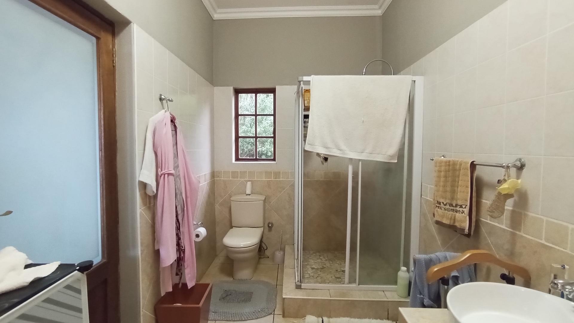 Main Bathroom - 14 square meters of property in Ballitoville