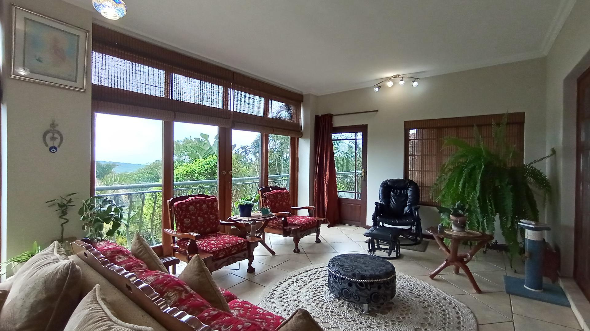 Lounges - 32 square meters of property in Ballitoville