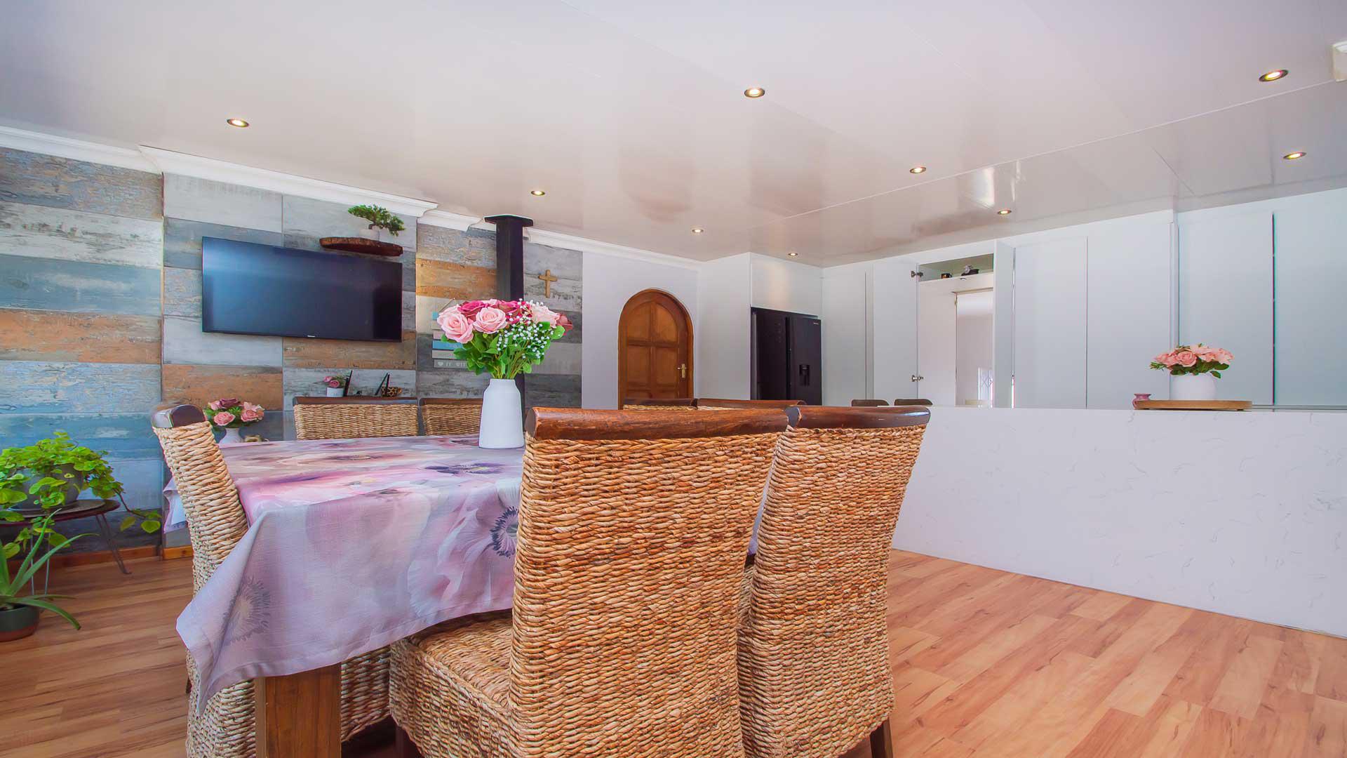 Dining Room of property in Wilgeheuwel 