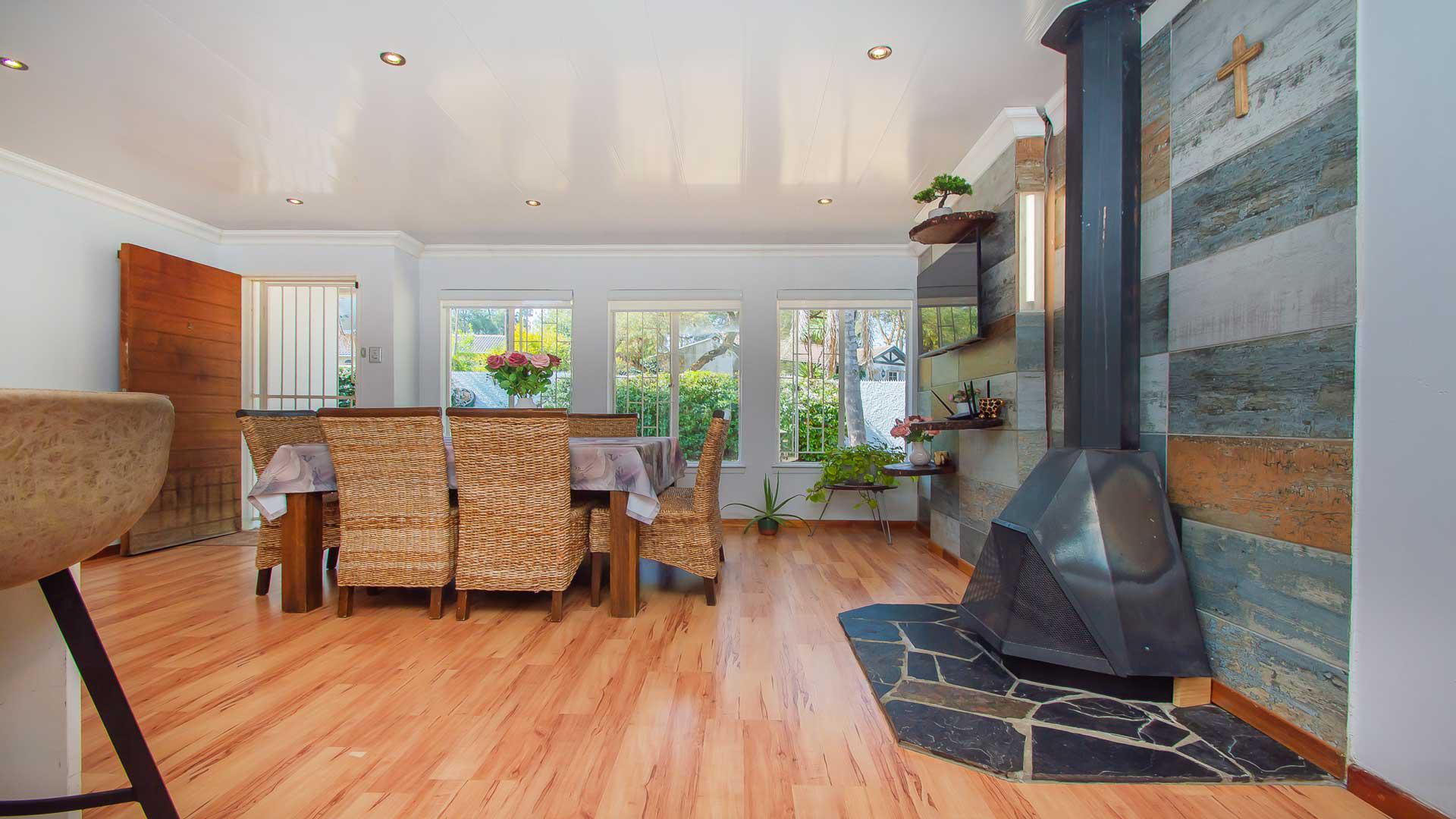 Dining Room of property in Wilgeheuwel 