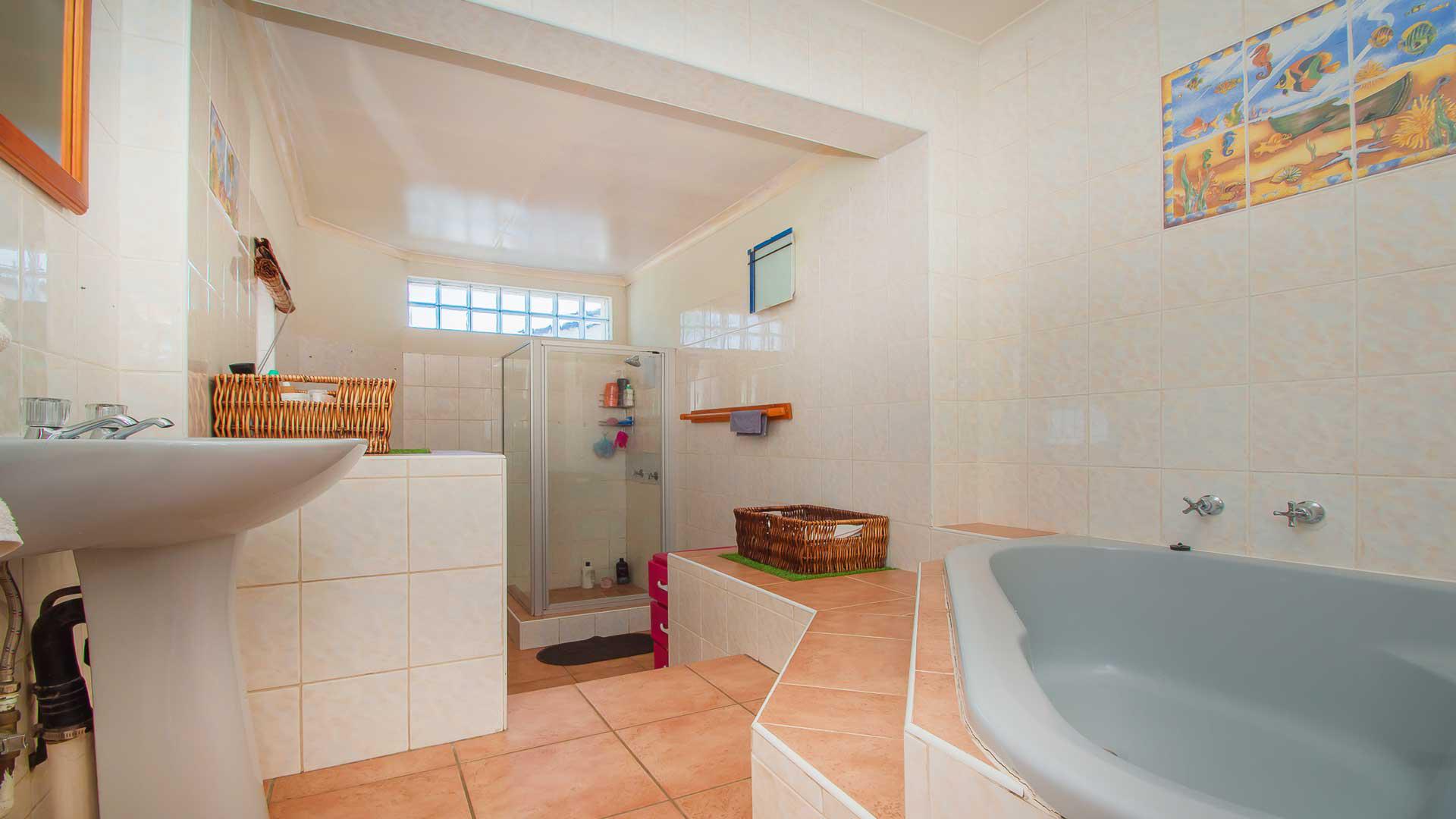 Bathroom 1 of property in Wilgeheuwel 