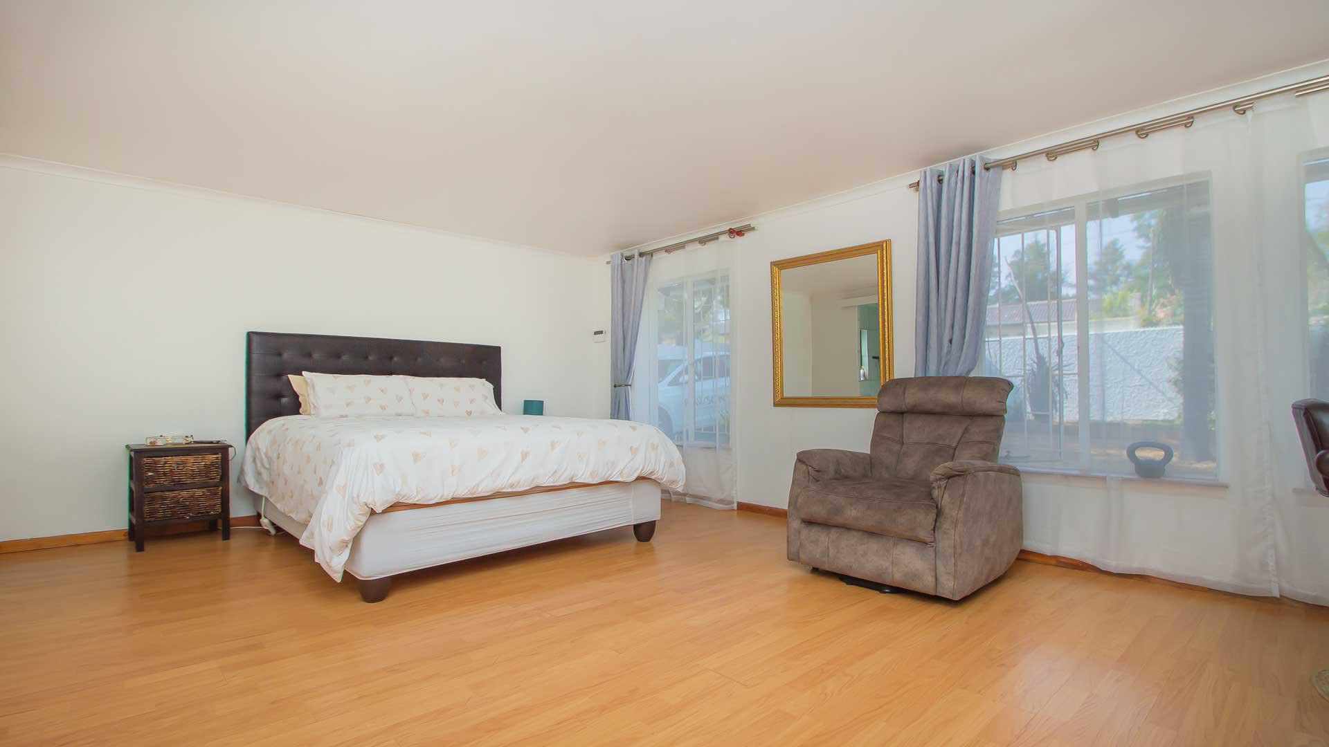 Main Bedroom of property in Wilgeheuwel 