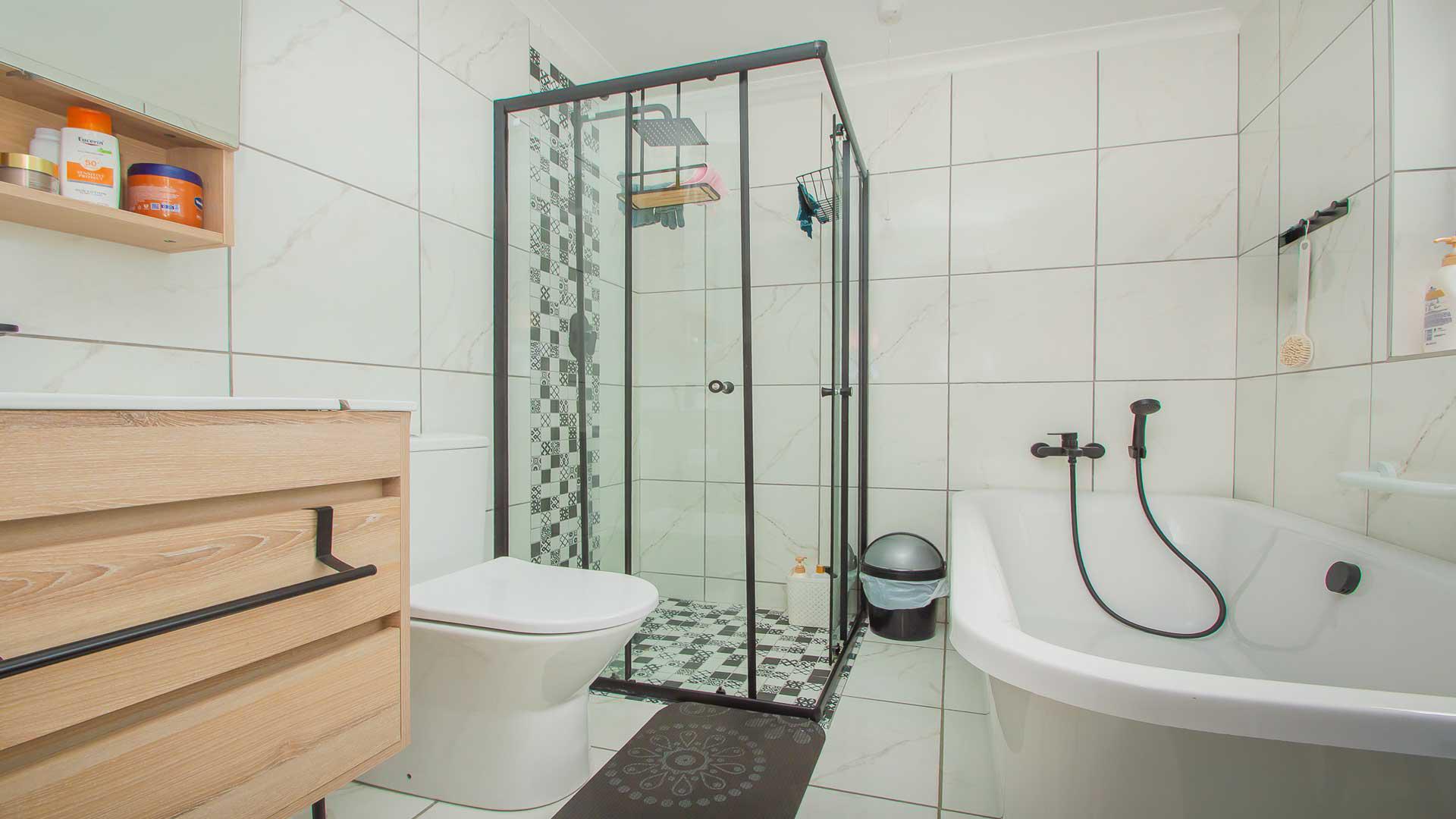 Main Bathroom of property in Wilgeheuwel 