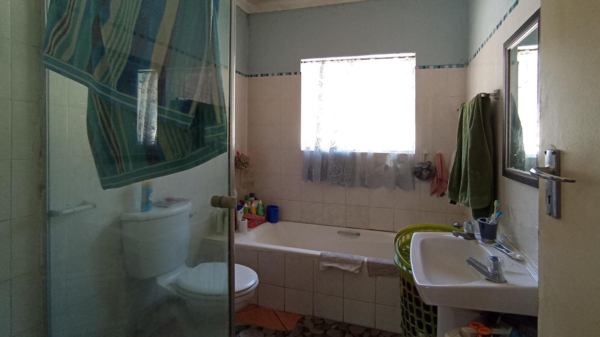 Bathroom 1 - 6 square meters of property in Garsfontein