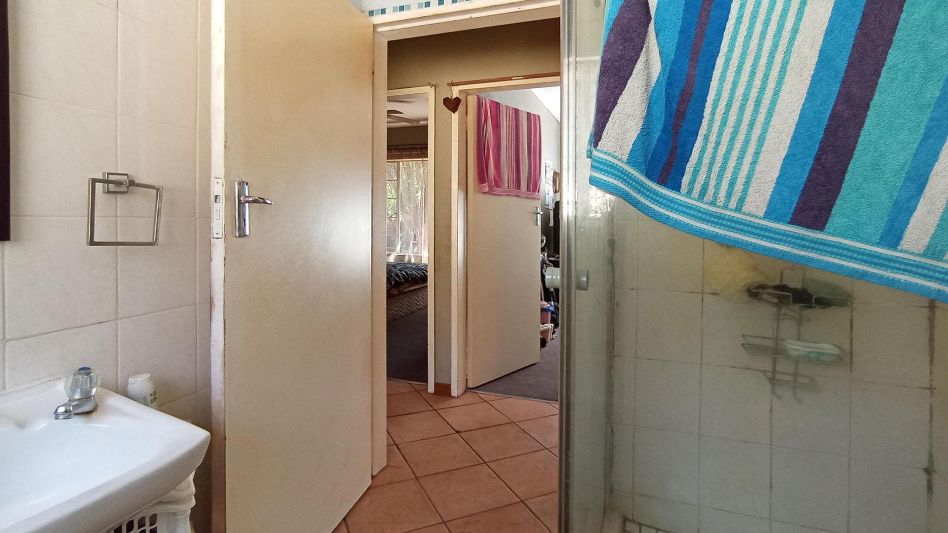 Bathroom 1 - 6 square meters of property in Garsfontein
